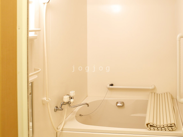 バス・シャワールーム　お風呂には手すりや浴槽の蓋を完備しています。