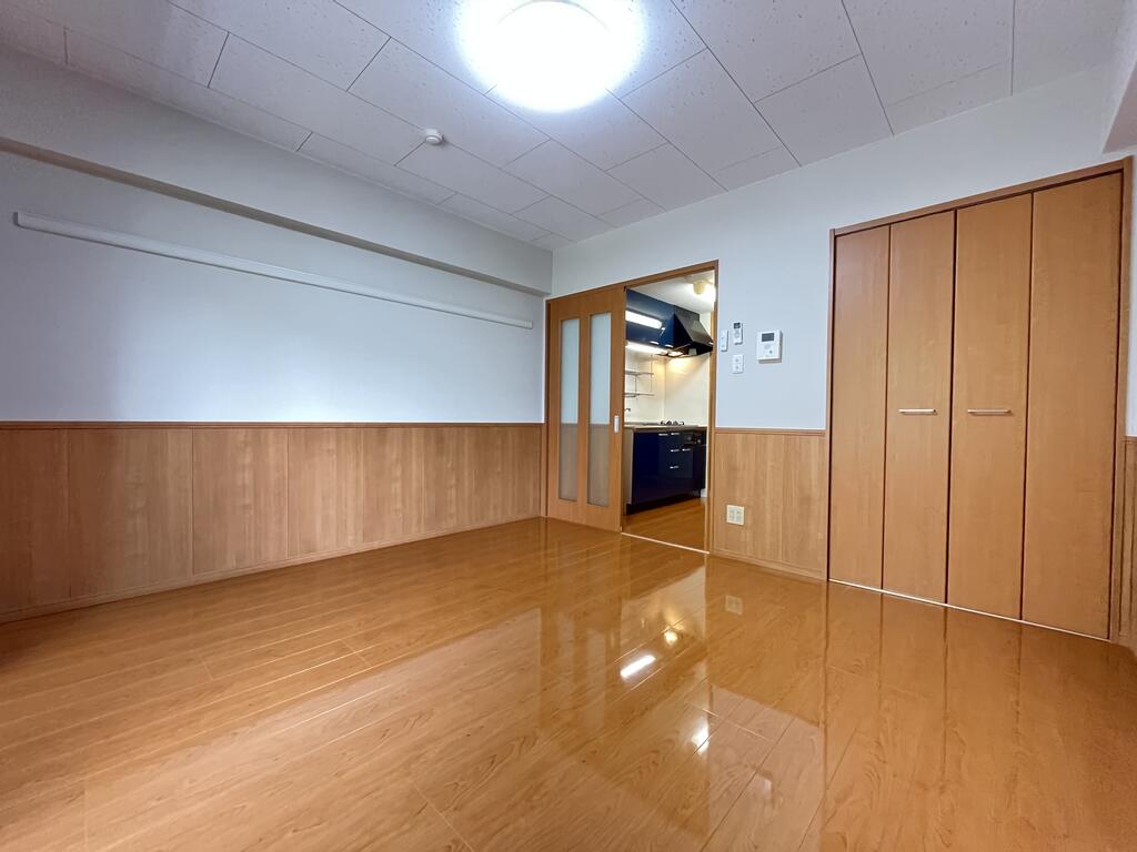 居室・リビング　８帖の明るい洋室