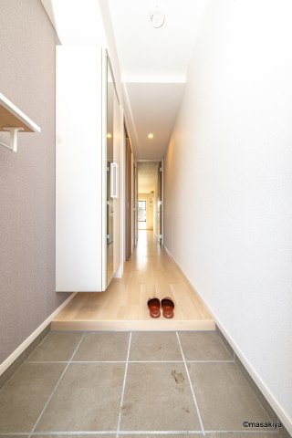 玄関　写真は同じ建築会社の近い間取りのものです。参考にご覧下さい。