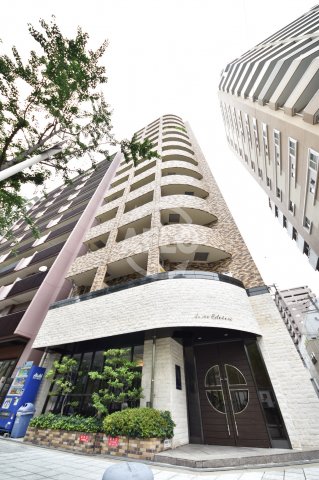 建物外観　アスヴェル江戸堀　タイル張りのおしゃれな外観