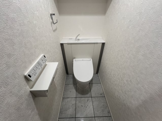 トイレ　収納付きのお手洗いです