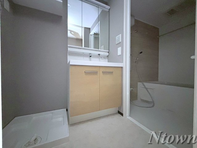 洗面設備　明るい洗面所です