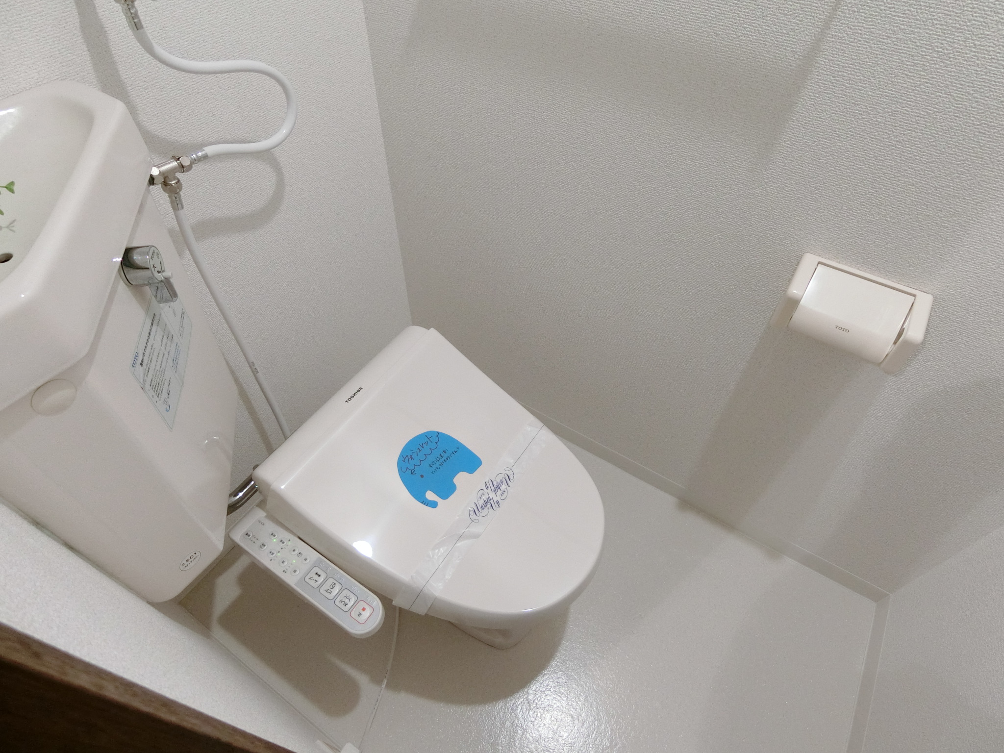 トイレ　トイレには人気のウォシュレットが設置されています。