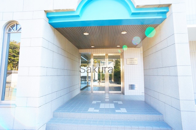 エントランス　重厚感のある建物デザイン♪