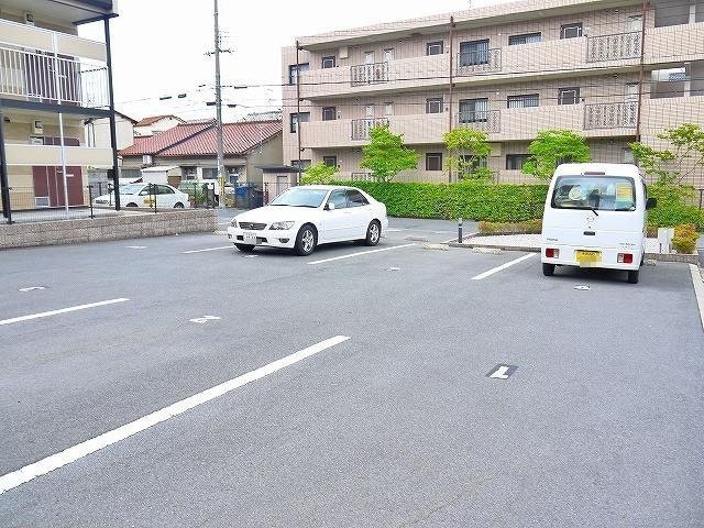 駐車場　車をお持ちの方に嬉しい駐車場付きの物件です