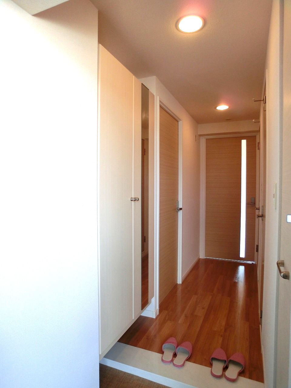 玄関　大きな靴箱があり、たくさん収納できますね♪