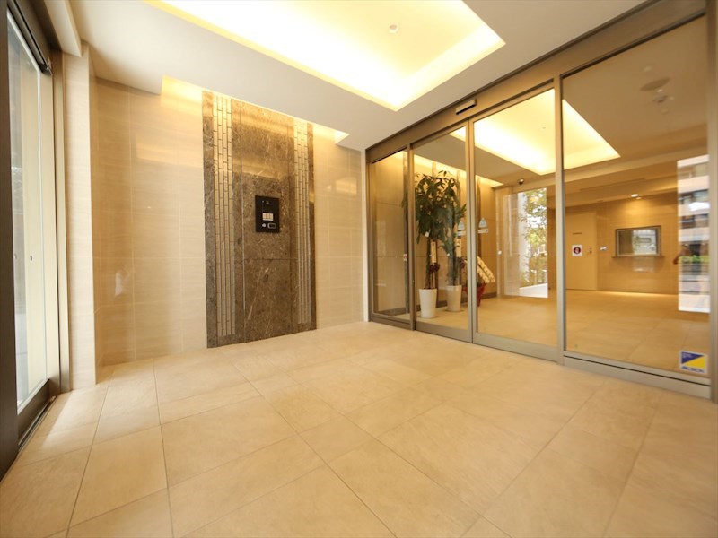 エントランス　エントランス　オートロック付　防犯カメラ有り