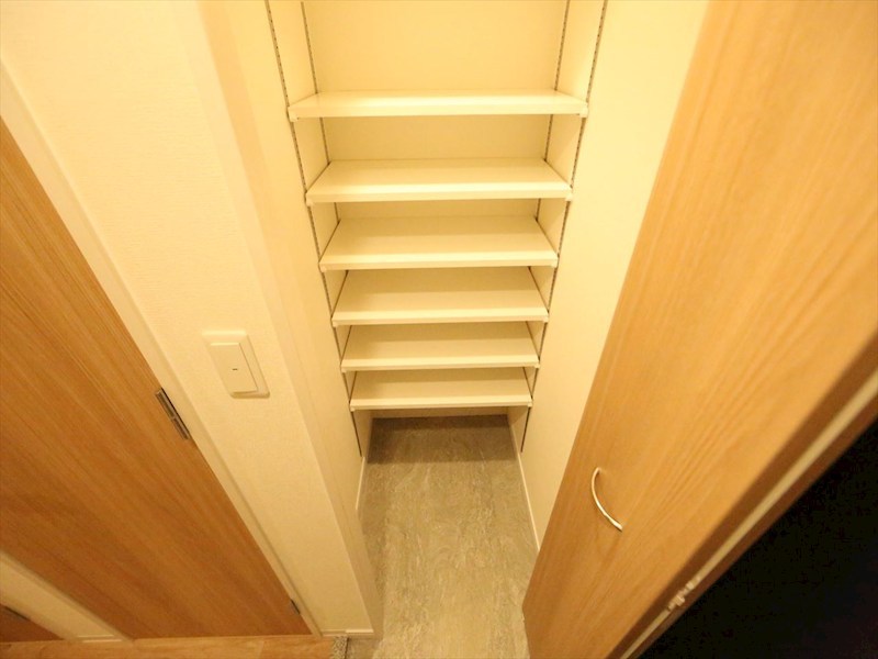 玄関　玄関　シューズクローク付（収納充実してます）
