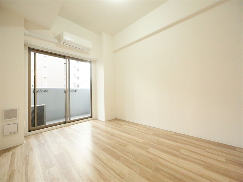 バルコニー　洋室8帖　エアコン完備　バルコニー