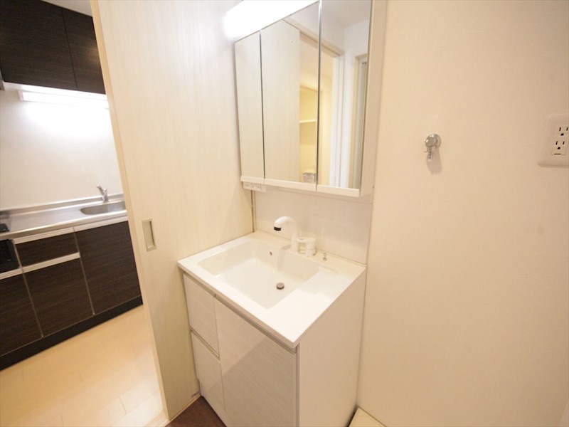 洗面設備　脱衣所　独立洗面台（シャンプードレッサー付）収納スペース有