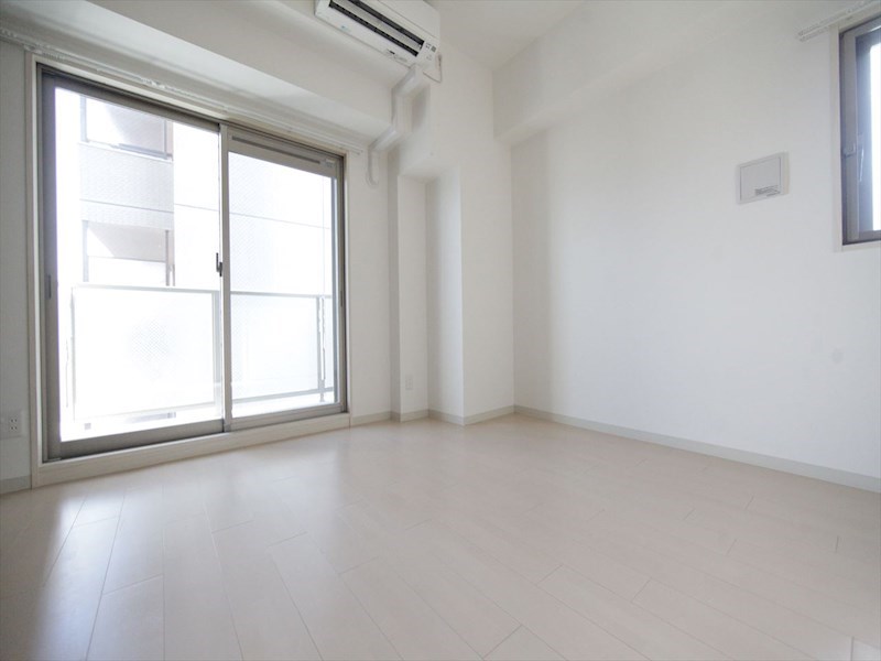 バルコニー　洋室8帖　2面採光　エアコン完備　クローゼット付　バルコニー