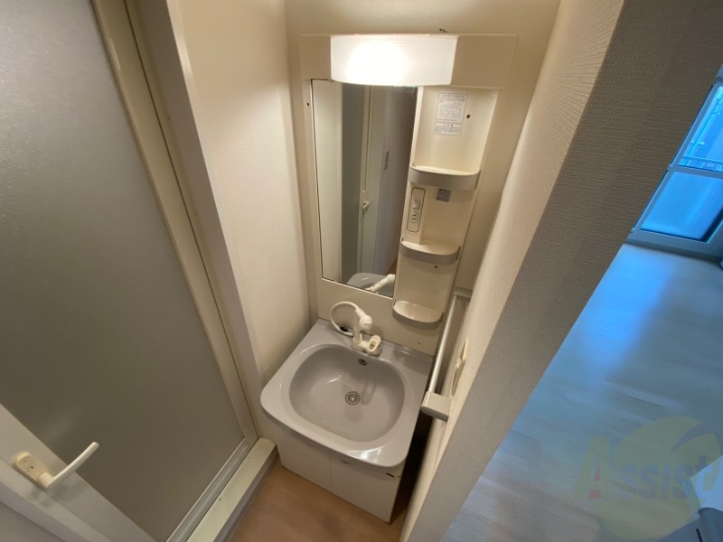 洗面設備　大きくて使いやすそうな独立洗面台になっています。