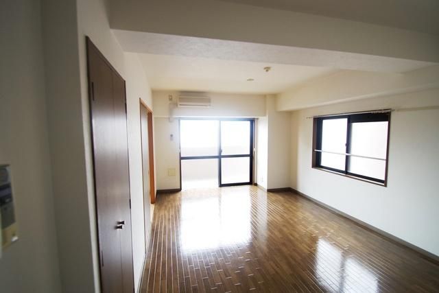 居室・リビング　★　二面採光のゆったりとしたリビング　★