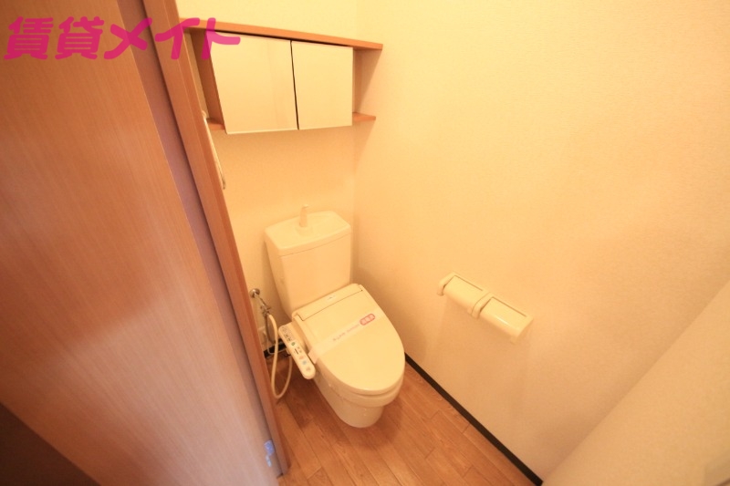 トイレ　別部屋反転写真です