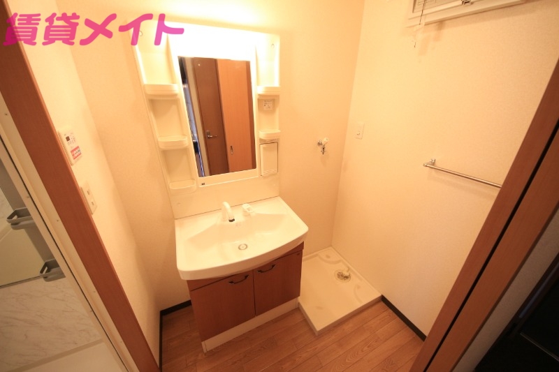 洗面設備　別部屋反転写真です