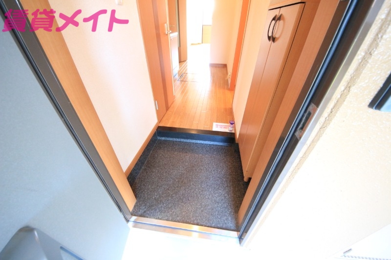 玄関　別部屋反転写真です