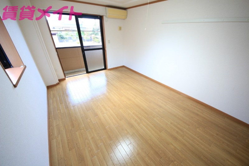 居室・リビング　別部屋反転写真です