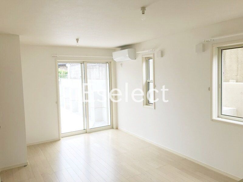 居室・リビング　2面採光で明るいリビングです