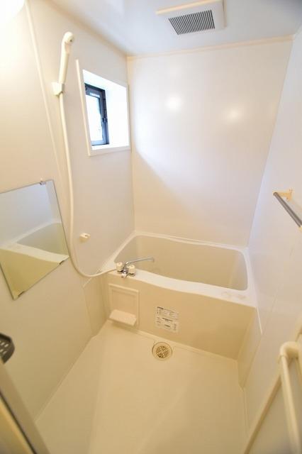 バス・シャワールーム　☆窓がある浴室。換気しやすいですね☆