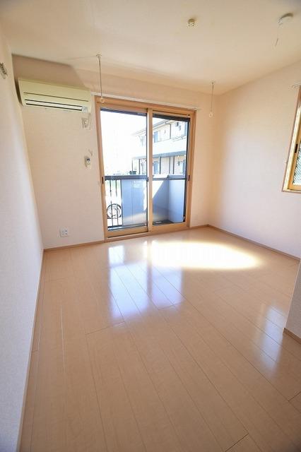 居室・リビング　☆明るい室内です☆