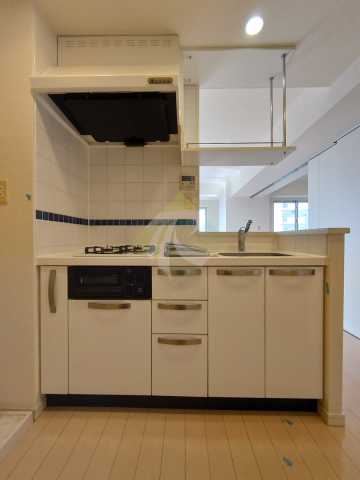 キッチン　※参考写真　同タイプ（間取り）の909号室の写真となります。