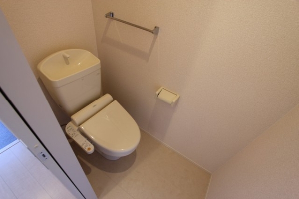 トイレ　温水シャワー付きトイレです