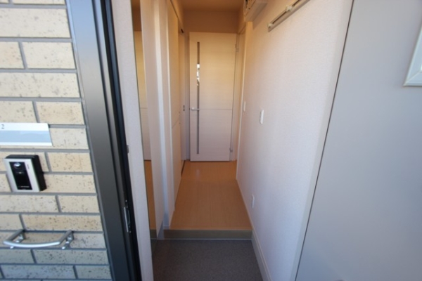 玄関　玄関を入るとホールがあります