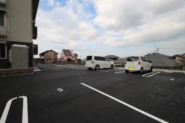 駐車場　敷地内に駐車場ございます。