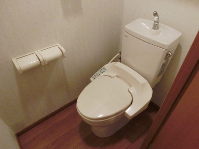 トイレ　落ち着いた色調のトイレです