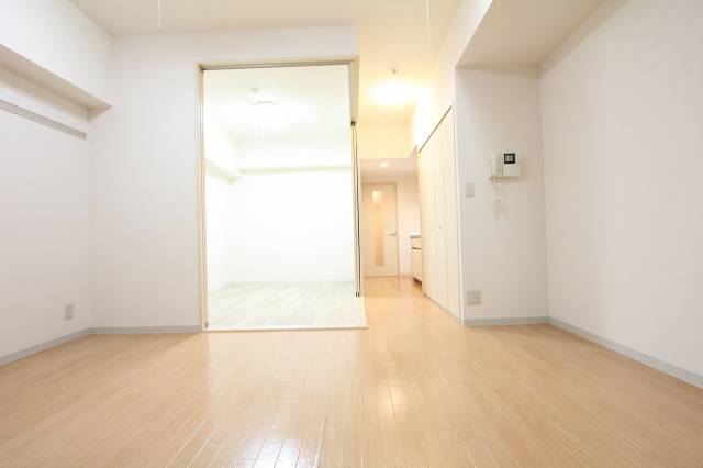 居室・リビング　フローリングが綺麗なお部屋です。