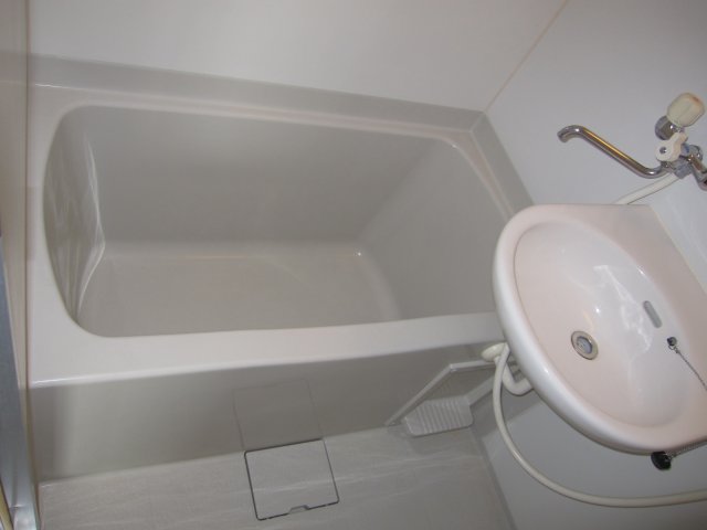 バス・シャワールーム　同物件別号室の写真です。