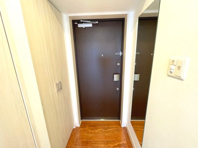 玄関　イメージとして同建物他部屋を表示しています