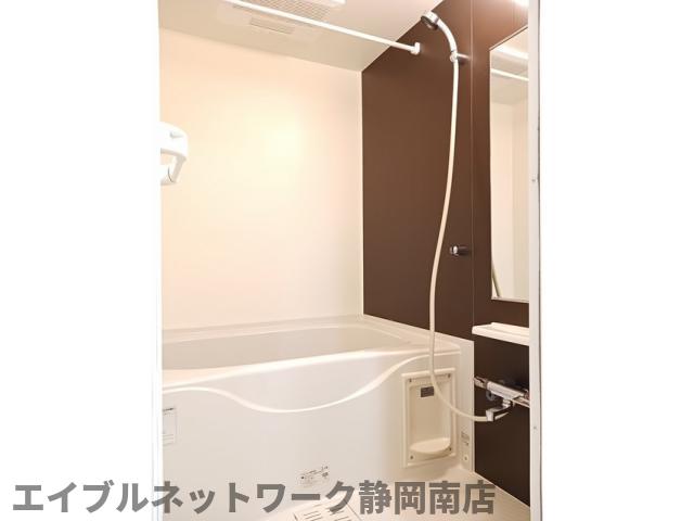 バス・シャワールーム　コンパクトで使いやすいお風呂です