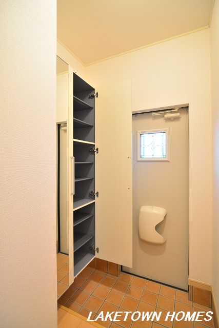 玄関　玄関ホールと玄関収納です。