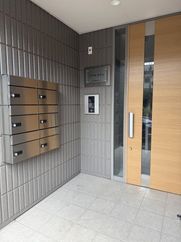 エントランス　オートロック完備でセキュリティ面も安心。