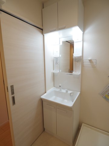 洗面設備　身支度には欠かせない独立洗面台　同物件別部屋参考写真