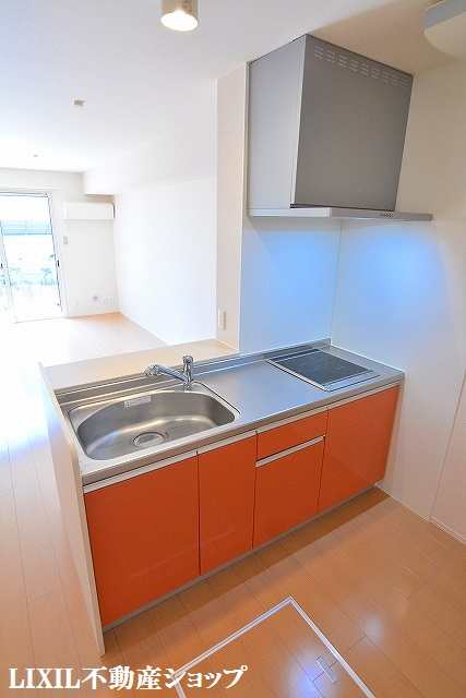 キッチン　２口ＩＨコンロ付の対面式システムキッチンです。