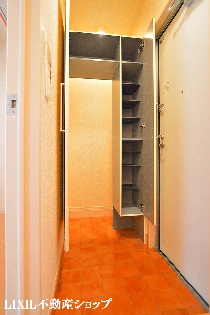 玄関　玄関ホールと玄関収納です。