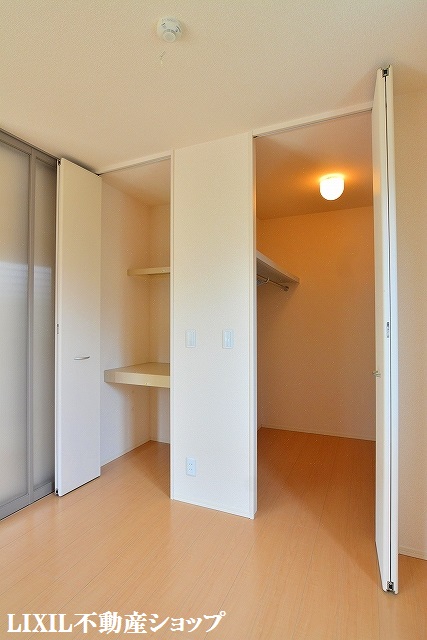 収納　洋室にウォークインクローゼットと物入があります。