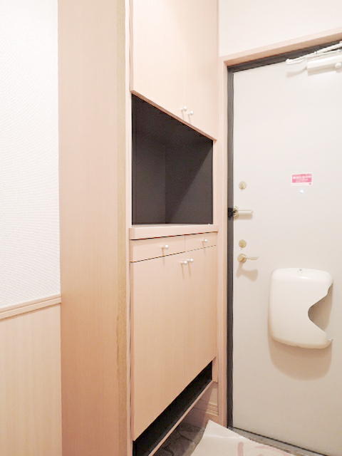 玄関　下駄箱と吊戸棚のセットあり。
