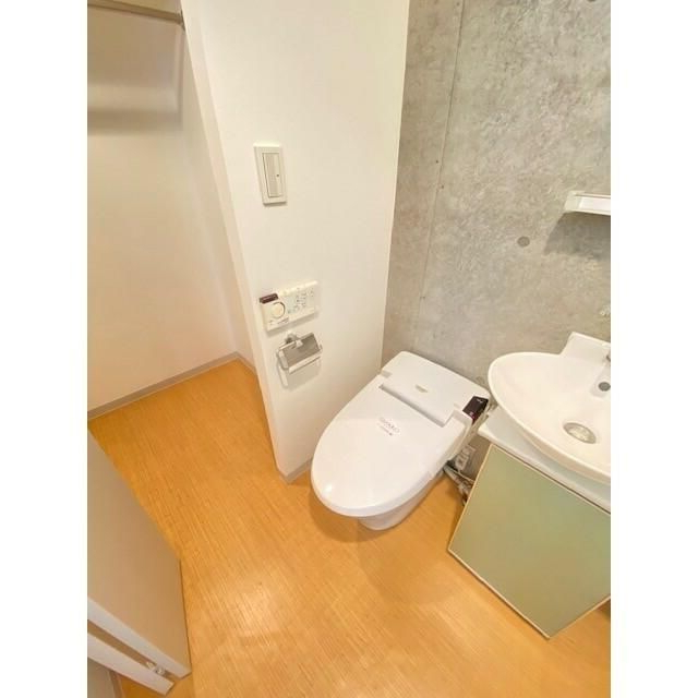 トイレ　■タンクレス温水洗浄便座