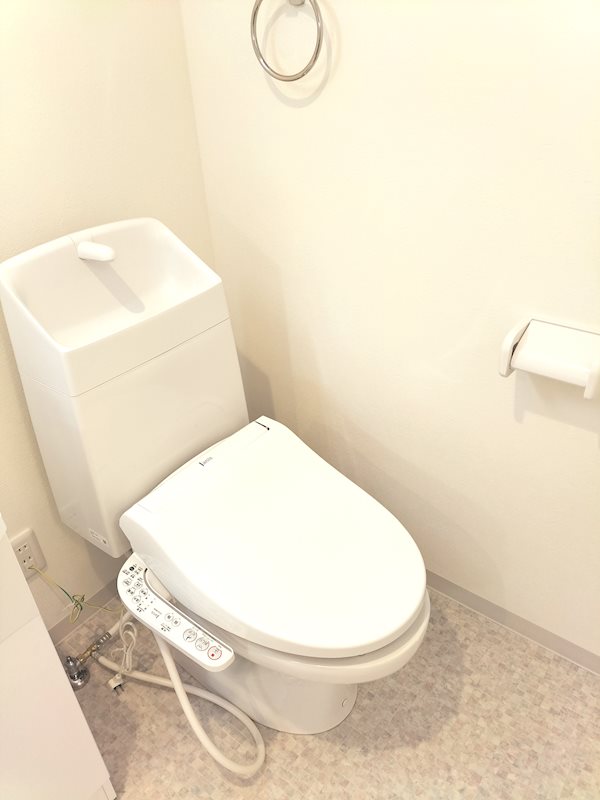 トイレ　トイレは快適な温水洗浄便座付き