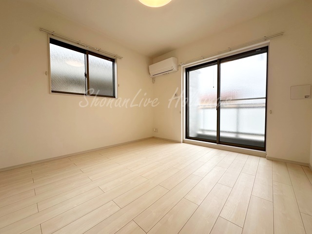 居室・リビング　2面採光の洋室♪