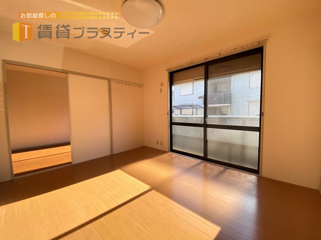 居室・リビング　日が差し込む明るいお部屋です。