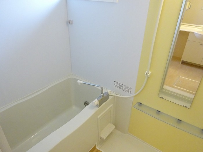 バス・シャワールーム　コンパクトで使いやすいお風呂です