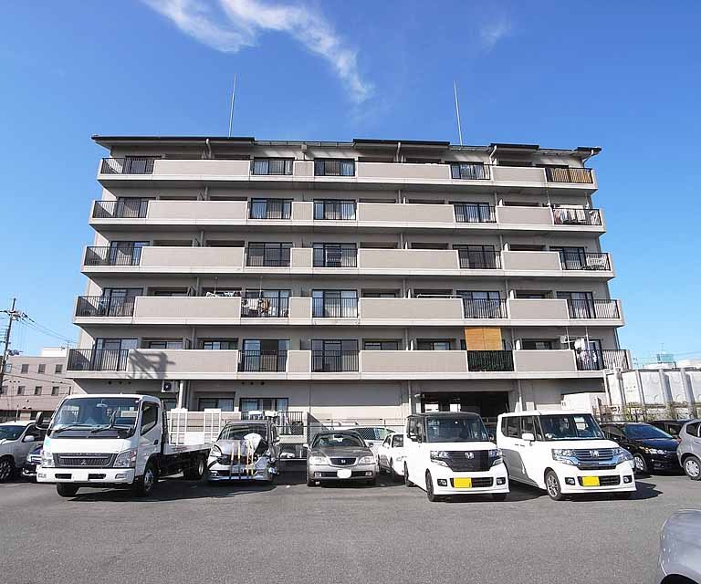 駐車場　正面からの外観です。