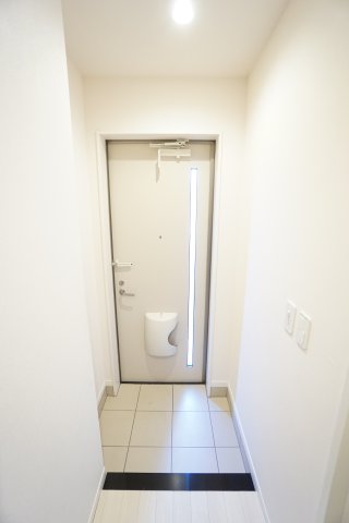 玄関　※同物件・反転タイプの写真です。
