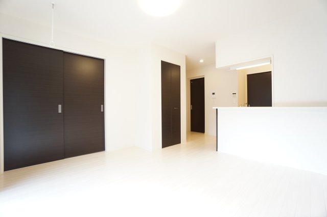 居室・リビング　※同物件・反転タイプの写真です。