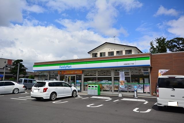 コンビニ　ファミリーマート（コンビニ）まで500m