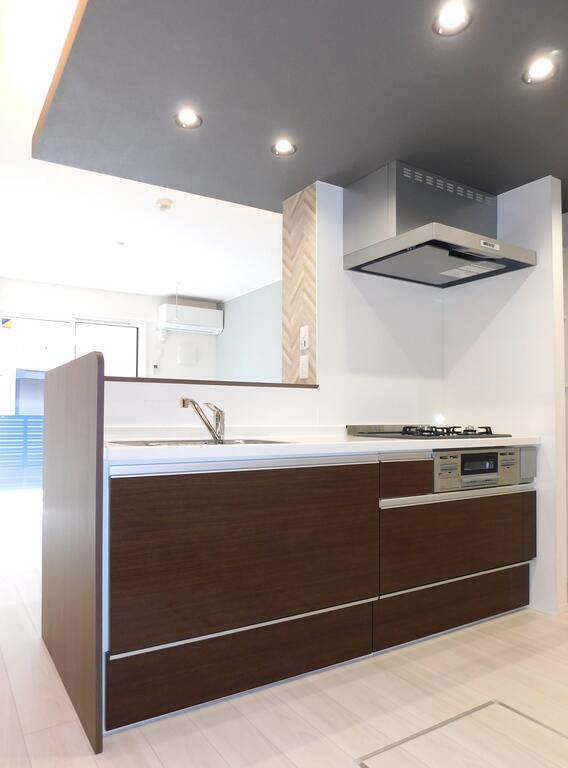 キッチン　３口ガスコンロ・グリル付システムキッチン（イメージ写真）